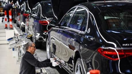 Porsche et Mercedes-Benz, deux fabricants allemands de voitures de luxe dans la crise