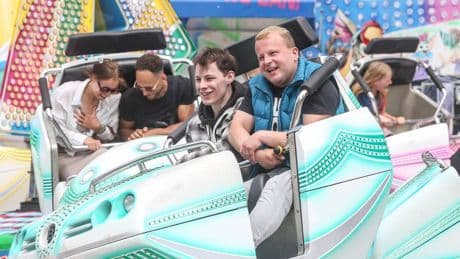 Rheinkirmes Düsseldorf 2025: Diese Karussells sind für Familien und Kinder geeignet