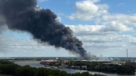 Trümmerteile landen auf Autobahn - A1 wegen Explosion in Lagerhalle voll gesperrt