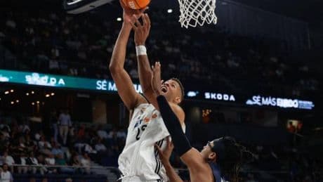 Un inconmensurable Tavares y un parcial de 18-1 le dan el primer punto al Real Madrid