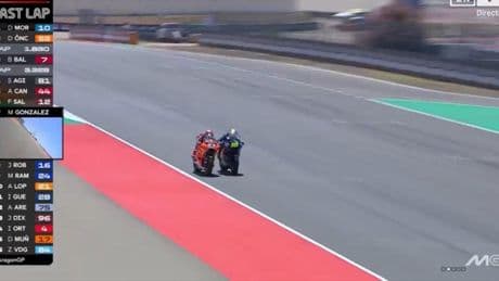 ¡De infarto! El final más apretado de la historia de Moto2 y toque en la línea de meta para que Öncü se estrene