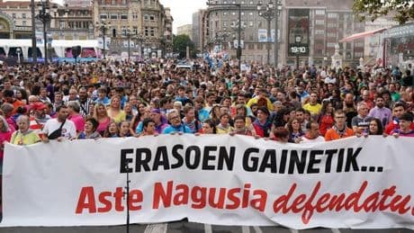 Las comparsas critican el desalojo de los manteros de la plaza del Gas