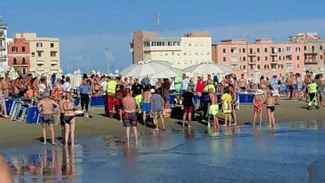 Anzio, morti due fratelli in spiaggia: uno era in difficoltà in acqua e l'altro ha tentato di salvarlo. Inutili i soccorsi