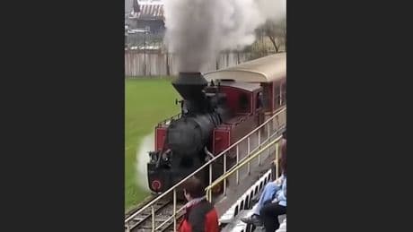 Außergewöhnliches Spektakel - Plötzlich fährt eine Lok durch das Stadion