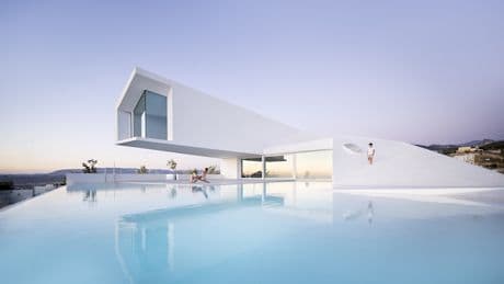 Piscina con casa, una vivienda en Granada para vivir en el agua