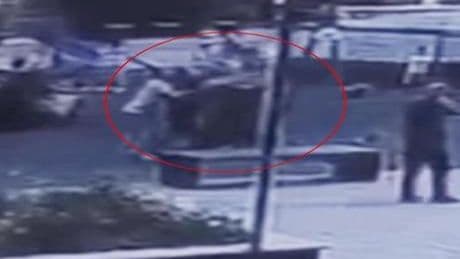 Parkta oynayan çocukları yerden yere çarptı! Şüpheliye ev hapsi