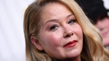 Christina Applegate (53) schrijft boek over haar leven en ziekte: ’Het wordt geen tranentrekker’