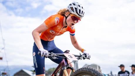 Lekke band speelt Pieterse parten bij rentree op mountainbike in Tsjechië