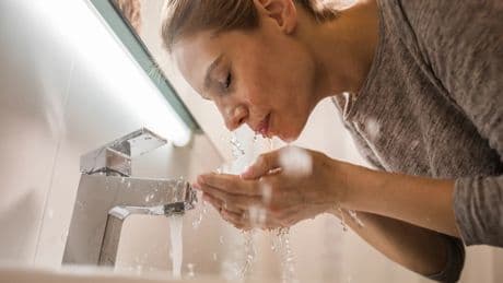 Una mujer muere después de sonarse la nariz con agua contaminada con la &#039;ameba come cerebros&#039;