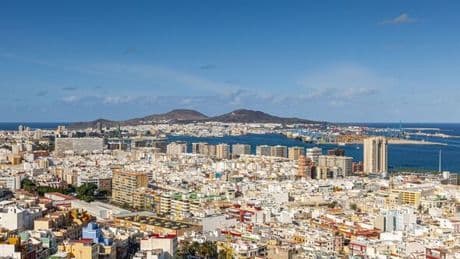 Canary Islands horror as man dies falling off hotel rooftop while ‘taking selfie’