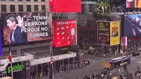 Compromís «recibe» a Mazón en Nueva York con un mensaje en Times Square
