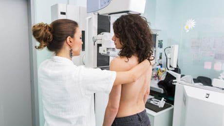Jill bijna van haar stokje tijdens mammografie: ’Deze martelmachine kan alleen door een man zijn bedacht’