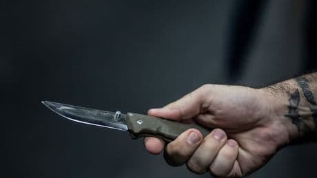 "Comme si j'avais un stylo": porter un couteau est devenu "banal" pour ce jeune de 17 ans qui a poignardé deux personnes