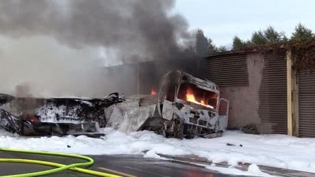 WEIN IN FLAMMEN: Wein-Lkw brennt auf A1 bei Osnabrück – Fahrer mit 1,3 Promille am Steuer