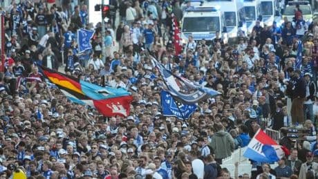Ausnahmezustand in Hamburg – Hier feiern 100.000 HSV-Fans den Aufstieg