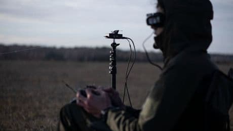 Los soldados de Ucrania están empezando a llevar tijeras. Es la única manera de hacerle frente al arma más letal de Rusia
