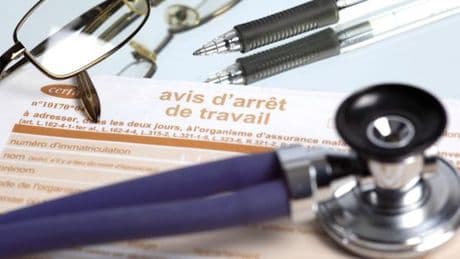 Le taux d’absentéisme dans les entreprises a diminué en 2024, mais les arrêts maladie sont plus longs