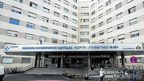 Ertzainas custodian en Vitoria a un enfermo de tuberculosis para evitar que se escape