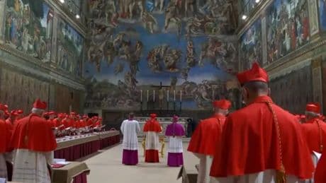 &quot;Extra omnes&quot;: la Capilla Sixtina cierra sus puertas y el mundo espera la primera fumata