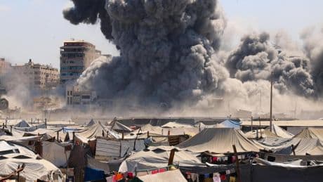 Israel mata a 25 gazatíes tras bombardear tiendas de campaña de desplazados en la ciudad de Gaza