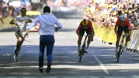 Tour de France : «S’il passe à droite, je le cravate», qui est Stéphane Boury, l’homme qui a plaqué l’intrus sur la ligne d’arrivée à Toulouse ?