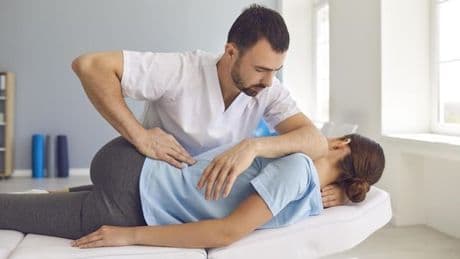 Schmerzlinderung durch Chiropraktiker? Orthopäde warnt