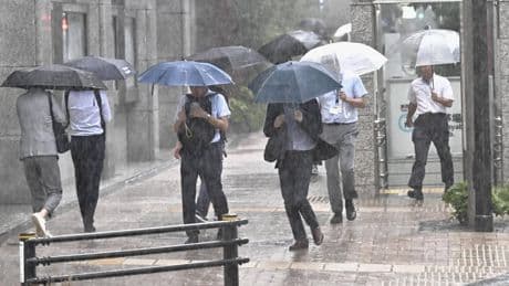 Starkregen in Tokio: Flughafen zeitweise lahmgelegt – Unwetter