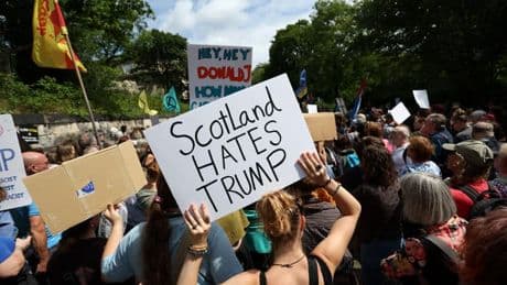 "Toute l'Écosse veut que tu partes": des centaines de manifestants s'opposent à la venue de Donald Trump à Édimbourg