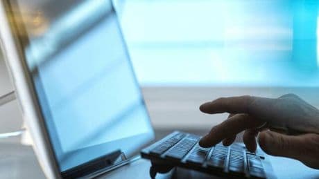 Kriminalität mit KI: Chatbots für Liebes-Chats und Homeoffice-Betrug ausgenutzt