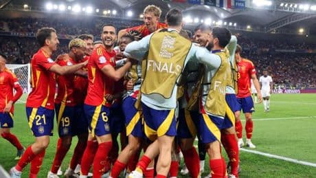 Spanien steht nach Neun-Tore-Spektakel gegen Frankreich im Finale