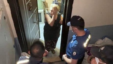 Avcılar'da mahallelinin şikayet ettiği eve girildi, kokunun kaynağı ortaya çıktı