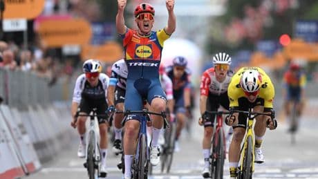 Herbeleef de machtsgreep van Mads Pedersen, terwijl Thymen Arensman al tik incasseerde