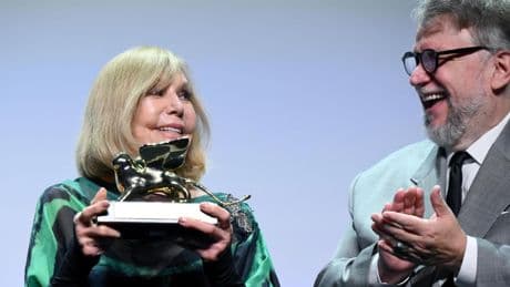 Kim Novak recibe el León de Oro en Venecia: “Debemos salvar nuestras democracias”