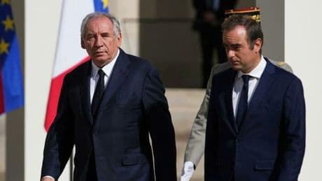 Francia, Macron cerca un nuovo premier: chi è Sebastien Lecornu, il ministro a cui pensa il presidente. Il toto-nomi