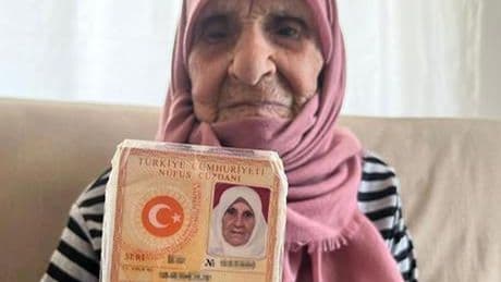 Tam 101 yaşında, 24 torunlu Fatma Teyze torununun torunuyla buluştu