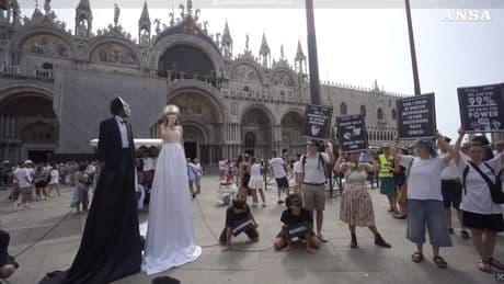 Nozze Bezos a Venezia, tensioni in piazza San Marco: attivisti inscenano un matrimonio di protesta