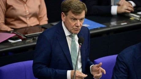 Alman bakana mecliste Gazze protestosu: "Elinizde kan var"