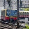 Irrfahrt am Berliner Ostkreuz: S-Bahn fährt mit Fahrgästen auf Abstellgleis