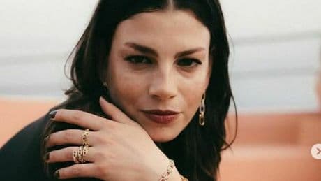 Emma e il tumore alle ovaie: «L'ho scoperto a 25 anni per caso. I miei genitori sono crollati. Alle ragazze dico "ribaltatevi come dei calzini", la prevenzione è tutto?»