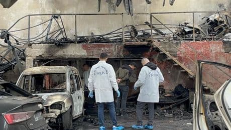 Sanayi sitesinde yangın! Milyonluk araçlar küle döndü