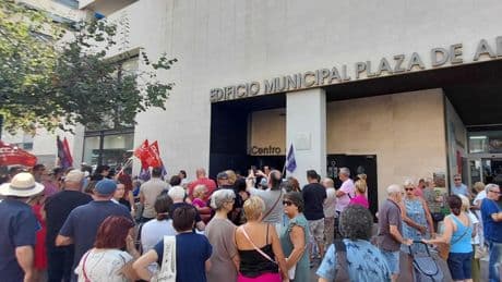 Protesta contra el cierre del servicio de asistencia diurna a mayores en un barrio de Alicante