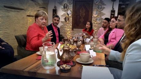 Im Gespräch mit Flüchtlingen zeigt Merkel Reue – aber nicht für Fehler von 2015