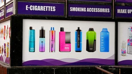 « Tous les lycéens ou presque en fument » : malgré l’interdiction, les dealers continuent d’écouler des puffs
