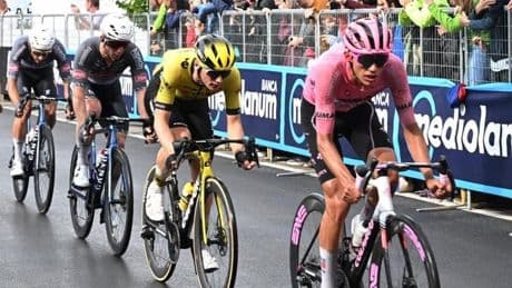 Isaac del Toro saca más tiempo a Ayuso y Roglic en un final caótico de Gorizia