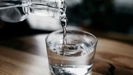Beber un vaso de agua antes de comer es uno de los "trucos" más comunes para adelgazar. La ciencia tiene algo que decir