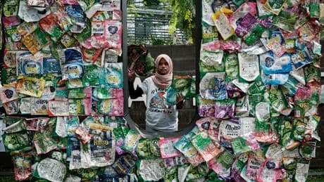 Heel handig, shampoo, zeep en wasmiddel in minizakjes, maar in Azië liggen ze nu overal