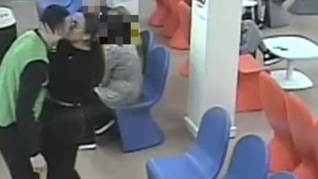 Pillan a una agente besando a un recluso y destapan su relación con dos criminales
