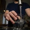 PODCAST. Deux mois sans eau potable, drame dans une carte postale et "Gardez le foot à la maison" : ça dit quoi ce 4 septembre ?