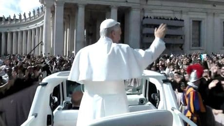 Neues Kirchenoberhaupt: Hier fährt Papst Leo XIV. zum ersten Mal im Papamobil durch Rom