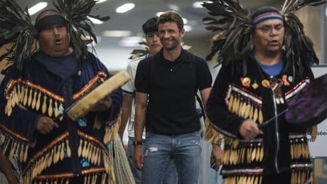 Fußball-Transferticker: Müller mit Trommeln und Gesängen empfangen